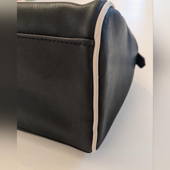 GUESS CLASSIC Satchel Bowling Style Bag - Picture 11 of 12